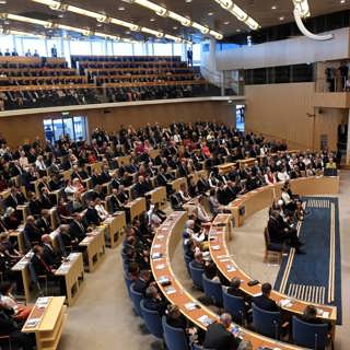 Xaalada siyaasadeed oo laga wargelinayo af-hayeenka barlamaanka, sido kale macallin Rashid Cabdi iyo dabkii iskuulka Gottsunda.