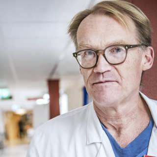Överläkare Johan Styrud svarar på frågor om vaccin och pandemin