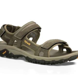 Monday, October 6, 2025 - TEVAs, the favorite footwear of divas 🙄