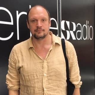Jonatan Unge är aktuell med podcasten "Bianca och Jonathan gifter dig judiskt"