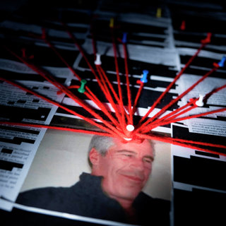 Udvalgt: Nej, Epstein-filerne viser ikke, at QAnon havde ret – tværtimod