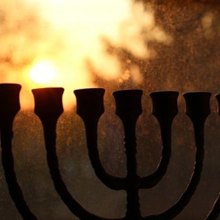 Lighting Chanukka Candles - The Jay Shapiro Show