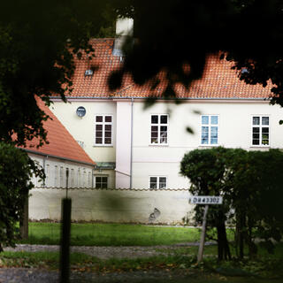 Det er blevet kaldt en kult. Og på en vestsjællandsk højskole spøger den stadig