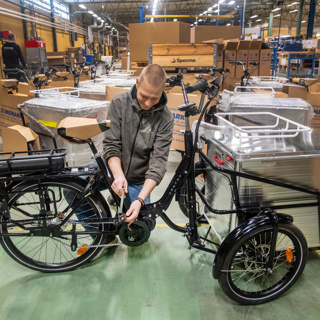 500 soldatcyklar per år räddar Monarks cykelfabrik i Vansbro