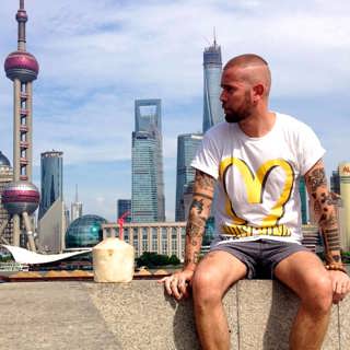 Nicklas är hemmaman i Shanghai