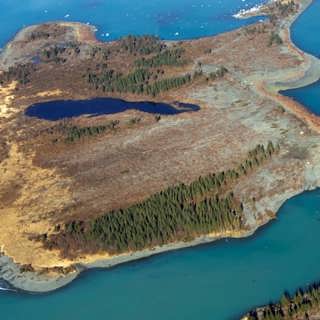 Enorma tsunamivågor bryter ödemarkens tystnad i Alaska