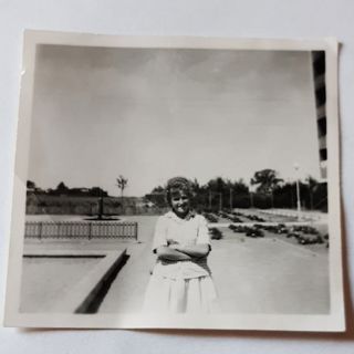 Jag går hemma på fäbon och väntar