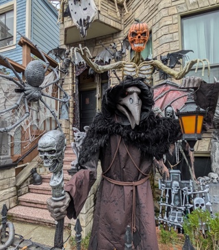 The Divisadero Halloween House (S8 bonus)