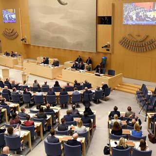 Saadaasha suuqa shaqada, baarlamanka oo u codeynaya Löfven iyo baarlamanka oo u codeynaya miisaaniyadda.