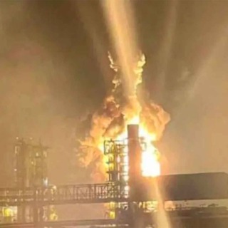 Huge explosions across Russia as Ukraine blows up more key oil facilities & ‘massive losses’ reported around Kupyansk