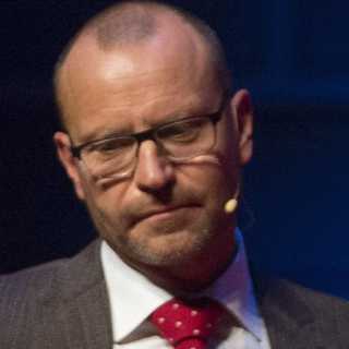 DI:s chefredaktör hyllade lyxresa som frun säljer, Joakim Lamotte stör och berör, BBC attackeras från alla håll