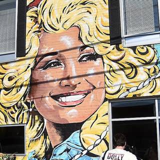 Arvet efter Dolly Parton – och kulturministern om sina fyra år vid makten