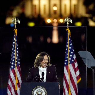 Is the last minute momentum really with Kamala Harris?