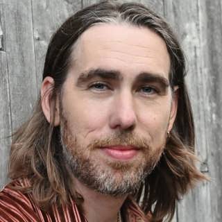 Valter Nilsson älskar kontrasten att vara nybliven pappa och rockstjärna.