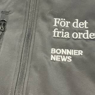 Kan inte uteslutas att fängslade journalister i Myanmar broderat "För det fria ordet" på tusentals medarbetarvästar från Bonnier News