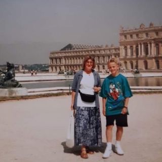 Det är en blåsig höstdag i Paris