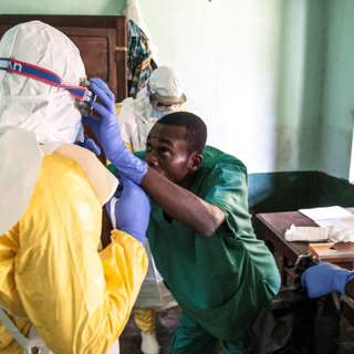 Ebola hotar i krigshärjat land