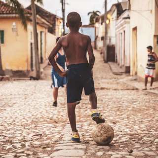 04/23: Raha pyörittää jalkapalloa – ja Latinalaisen Amerikan lapsia siinä sivussa