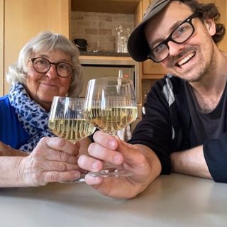 Han kiggede ud mot Litauens røde sol