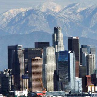 Vi stirrar på staden och den stirrar tillbaka