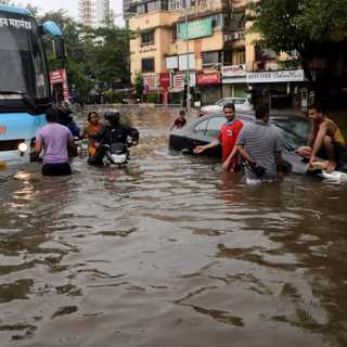 Monsunen i Sydasien dränkt i Harvey-rapportering, Turkiet fortsätter jaga journalister, Ekot efter skandaltweeten om Ulf Kristersson