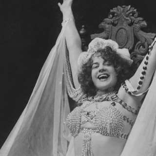 100 år före Sabrina Carpenter, Lady Gaga och Madonna fanns förebilden för dem alla – Eva Tanguay