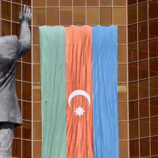 Journalister på bjudresa i diktatur och anonym Tv4-källa kändes igen