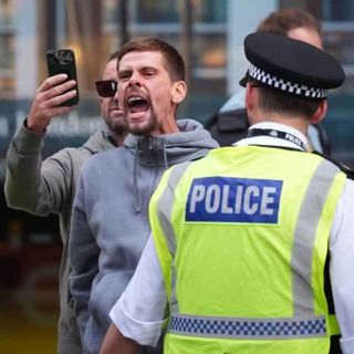 Anti-migrant protests continue at Canary Wharf