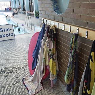 Plånboken om att konsumtionslånen ökar, hur staten har kontrollerat vår konsumtion historiskt och att simskolan har blivit en klassfråga 