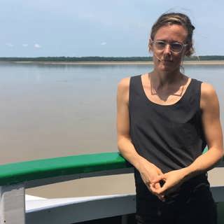 Lotten Collin reser med båt längs Amazonasfloden