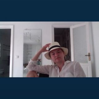 78. Christina Schollin i solhatt