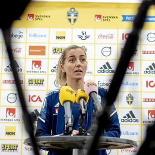 Medier storsatsar på damfotboll, svårt att nå ut med nyheter på ryska och del 2 om rivaliteten mellan Aftonbladet och Expressen