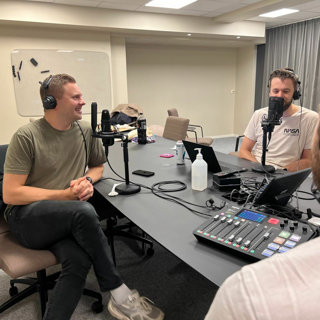 Episode 100 - speed-date i Berlin, overgangsnytt, fjesknusing og et tilbud fra Russland