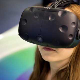 Stormigt på Dagens Industri efter chefredaktörens bolagsengagemang, svag vind i de rödrosa medieseglen och VR-hajpen som mojnade