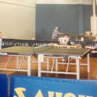 Mamma älskar att ta foton på förnedrande pingismatcher