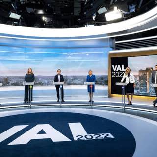 Kvinnor och vård förlorare i årets valbevakning. Repris med tre valreportage från september.