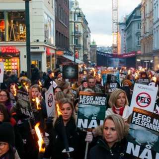 NOAHs fakkeltog mot pels i Oslo