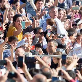 Pope Francis tells Communion and Liberation leader: ‘Do not look at your navel’