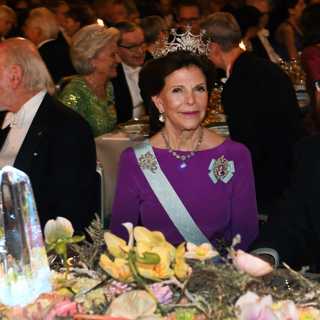 Röjd källa sätter ljus på tipshantering, servil SVT-sändning från Nobelbankett, personliga nyheter hos Mittmedia och text-TV som står sig 