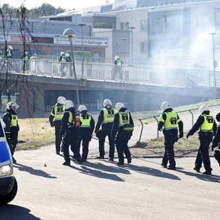 Dialog eller gummikulor när upplopp rasar