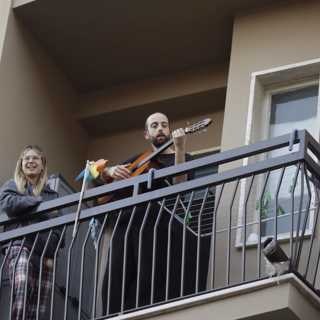 Sar te inkras ketanes andi kadi varma? / Hur håller vi ihop under Corona pandemin?