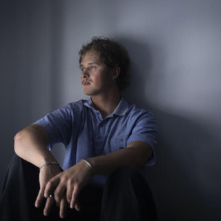 Noah voksede op med vold, manipulation og hjernevask i Faderhuset