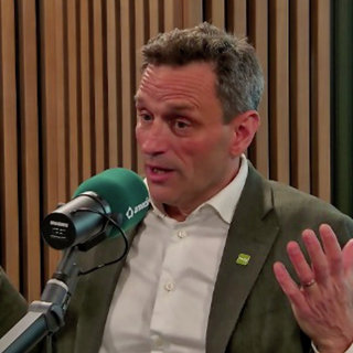 Angriper SV: – De grafser i sin egen navle