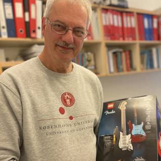 Öl, elgitarrer och lego öppnar Morten Meldals kemiska universum