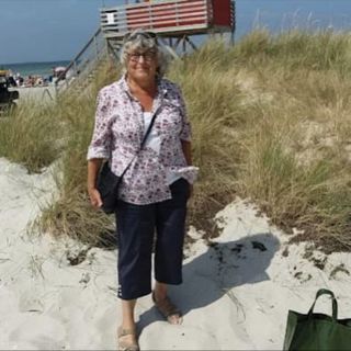 I Skanör och Falsterbo, må ni tro, satt en flicka lika fager som go