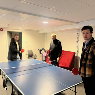 Sportsprat med strømbrudd, kake og avskjed