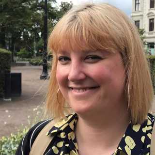 Joanna finner allvaret bakom humorn (R)