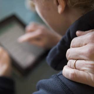 Så skyddar du ditt barn från faror på nätet