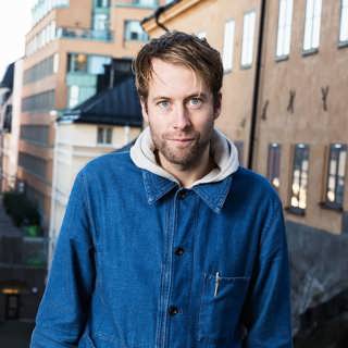 Julsäcken dekonstruerad, avslöjande UG-satir och Peter Fellmans lyxiga flykt från julstressen – Julklappar från Mediernas arkiv