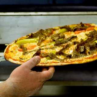 Pressens årliga pizzatradition, löpsedlarnas dolda sjukdomar, okritisk rapportering om PR-kampanj från Netflix